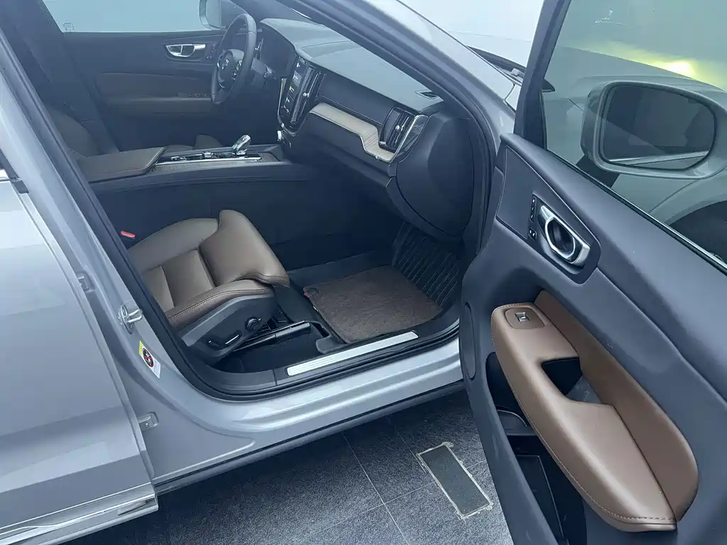 Volvo XC60 2022 — фото 16