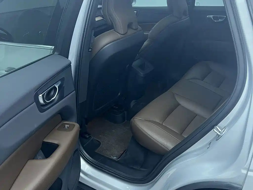 Volvo XC60 2022 — фото 14