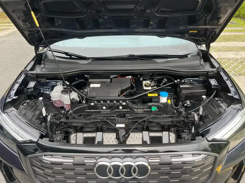 Audi Q4 e-tron 2023 — фото 12