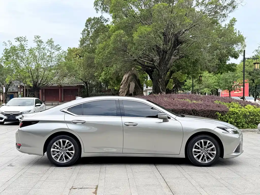 Lexus ES 2025 — фото 13