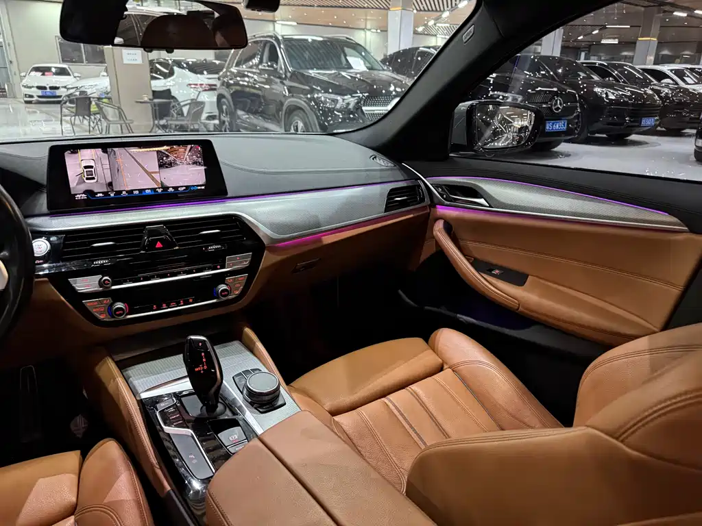 BMW 5 Series 2019 — фото 14