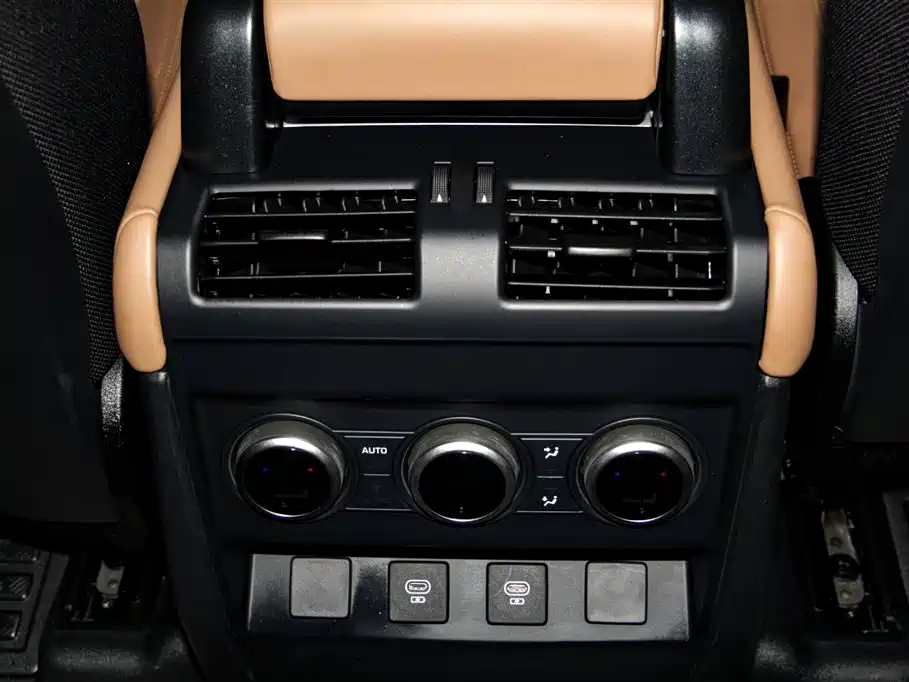 Land Rover Defender 2025 — фото 26