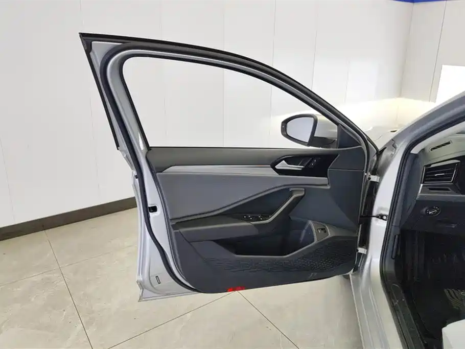 Volkswagen Sagitar 2020