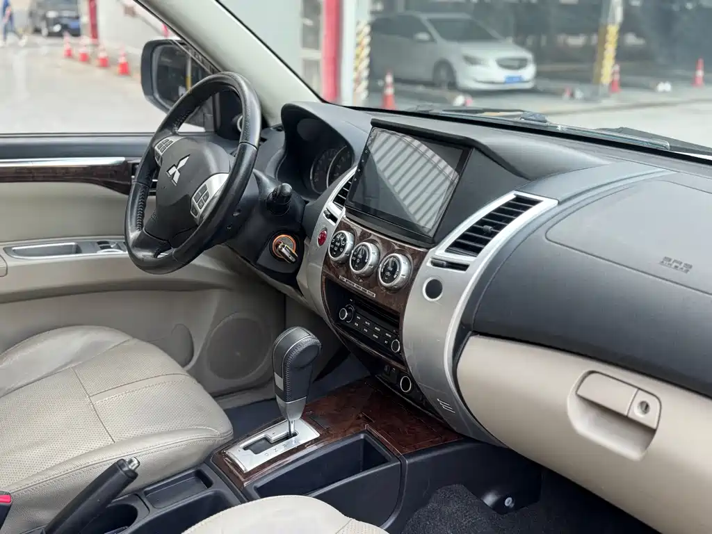 Mitsubishi Pajero Sport 2016 — фото 11
