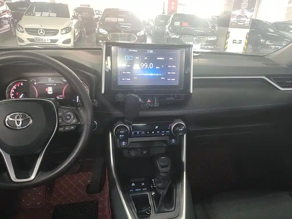Toyota RAV4 2020 — фото 13