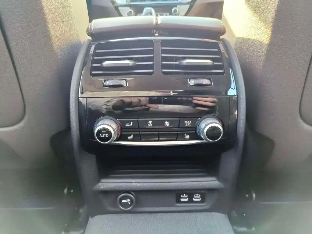 BMW 5 Series 2019 — фото 13