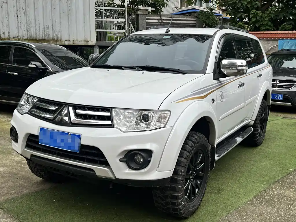 Mitsubishi Pajero Sport 2015