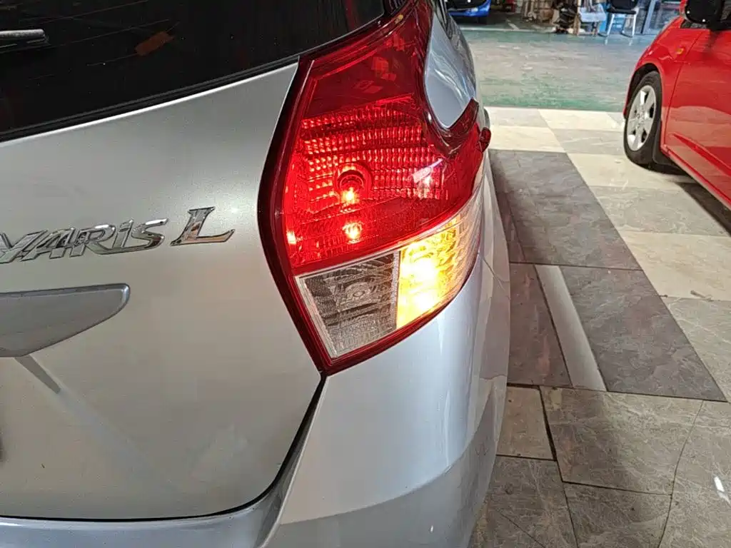 Toyota Yaris L 2015 — фото 8