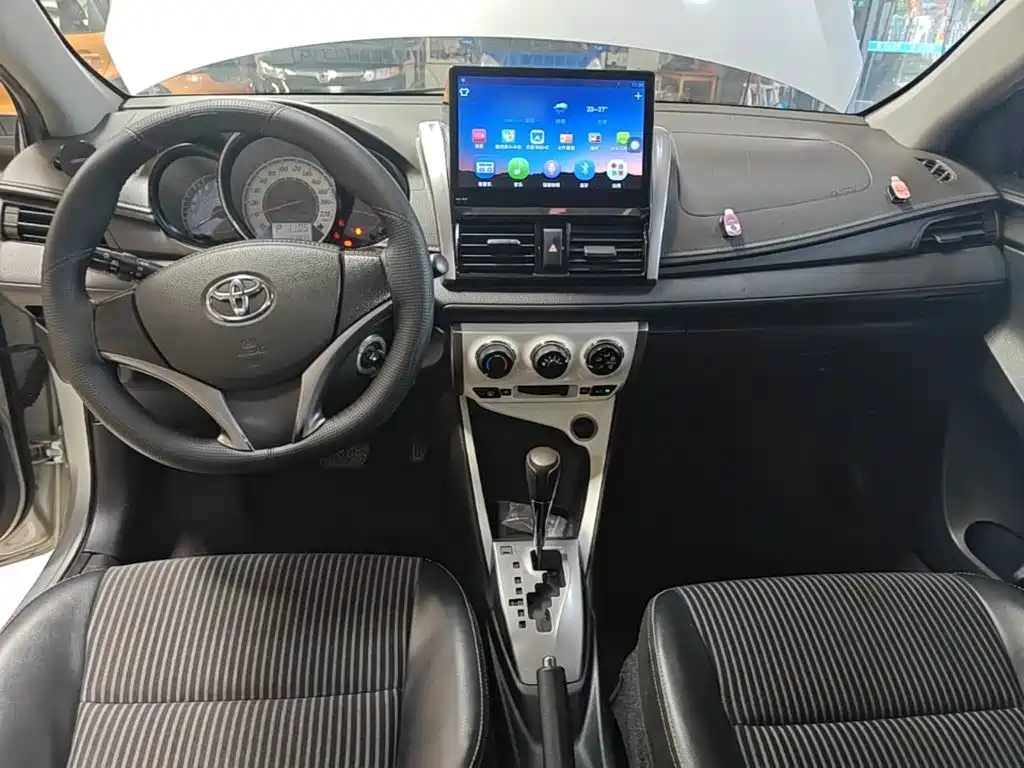 Toyota Yaris L 2015 — фото 10