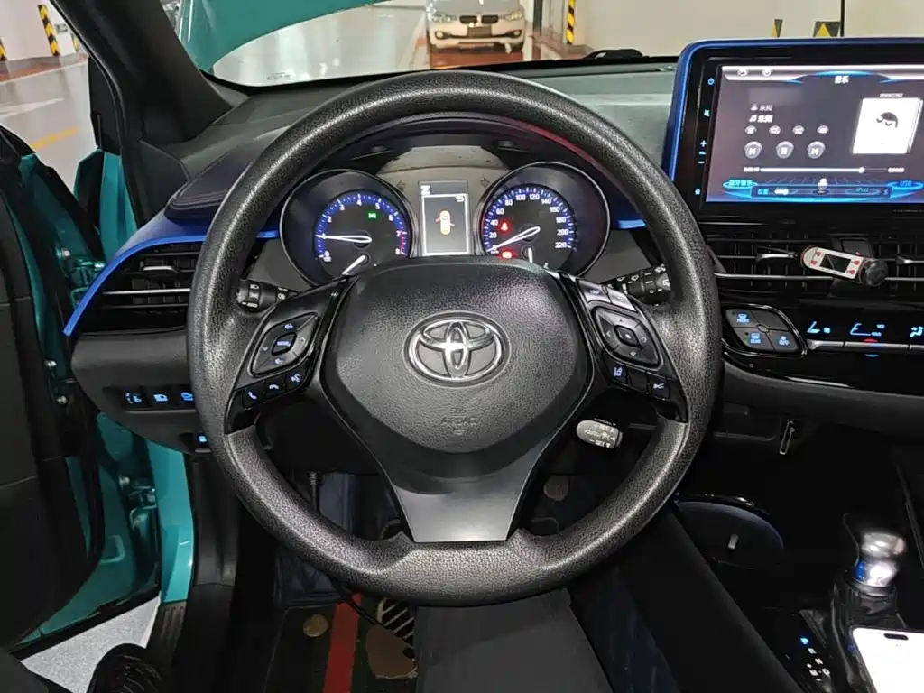 Toyota C-HR 2018 — фото 11
