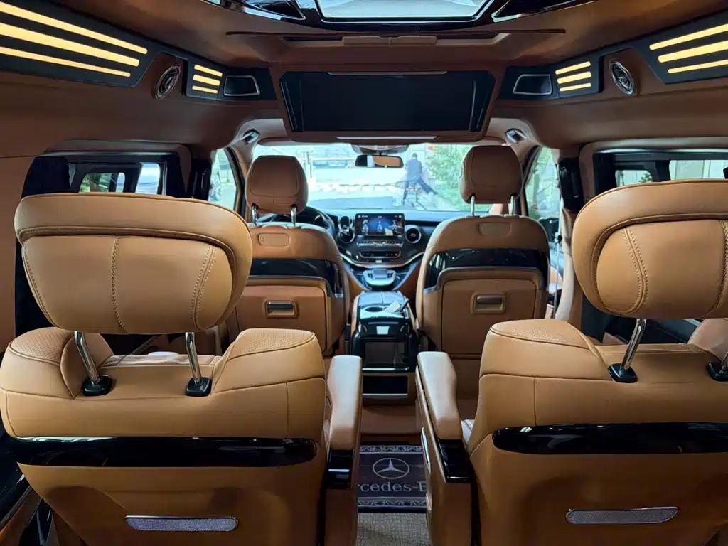 Mercedes-Benz V-Class 2023 — фото 18