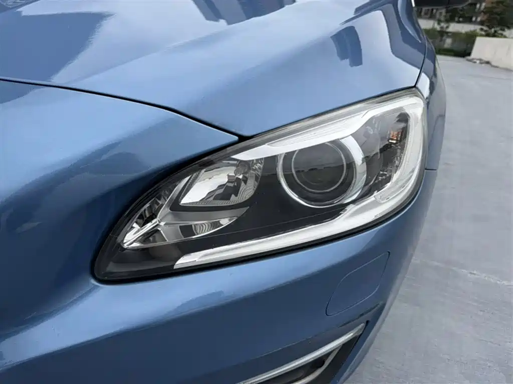 Volvo V60 2015 — фото 18