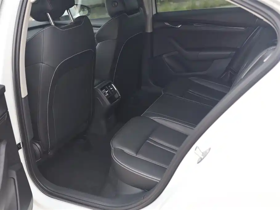 Skoda Octavia 2023 — фото 13