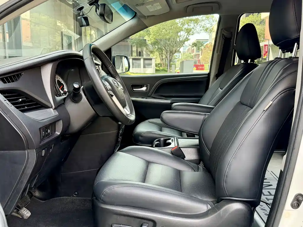 Toyota Sienna 2017 — фото 13