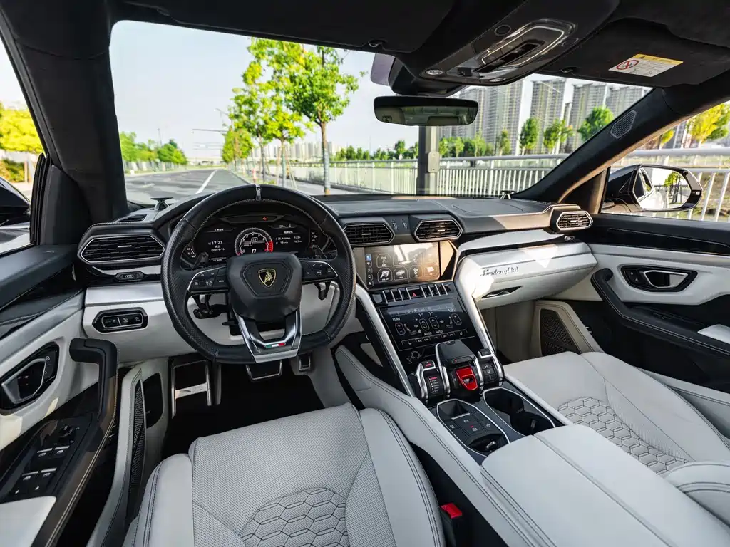 Lamborghini Urus 2019 — фото 11