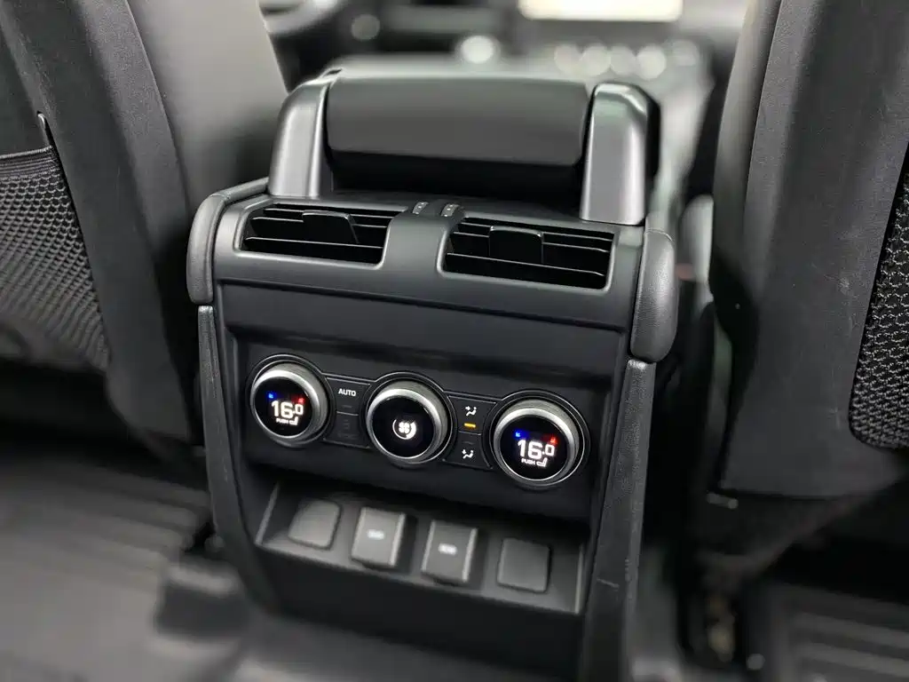 Land Rover Defender 2023 — фото 24