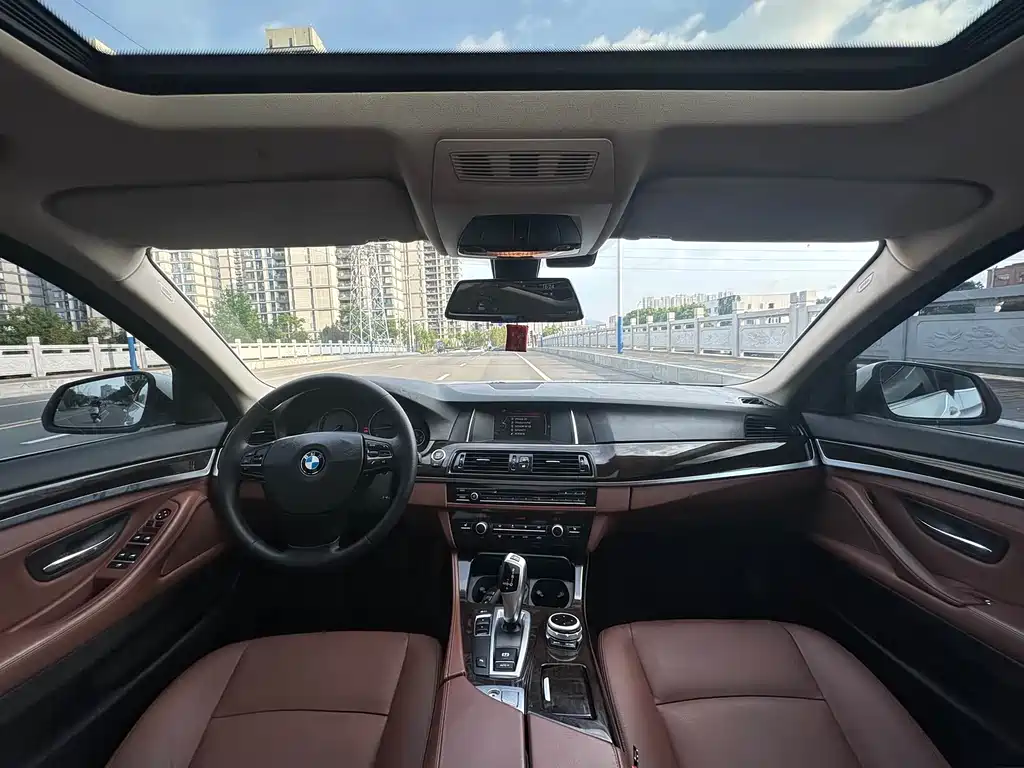 BMW 5 Series 2016 — фото 11