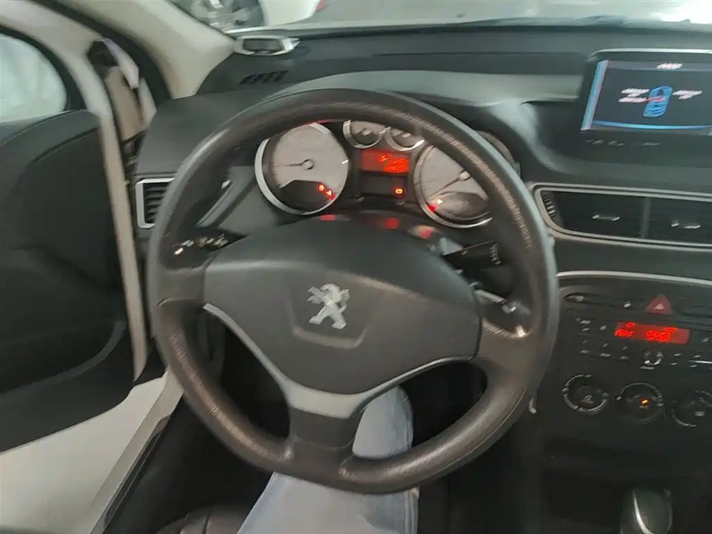 Peugeot 308 2014 — фото 11