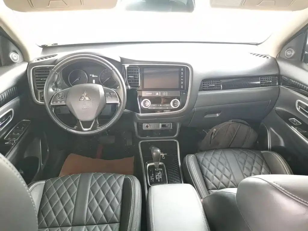 Mitsubishi Outlander 2021 — фото 10