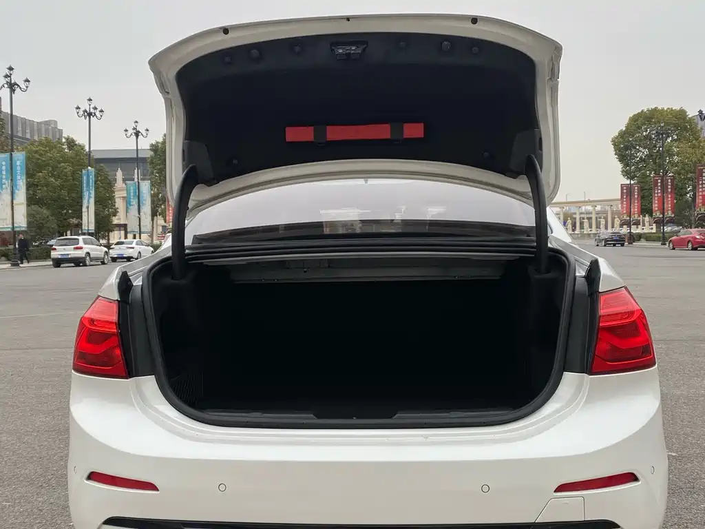 BMW 1 Series 2018 — фото 12