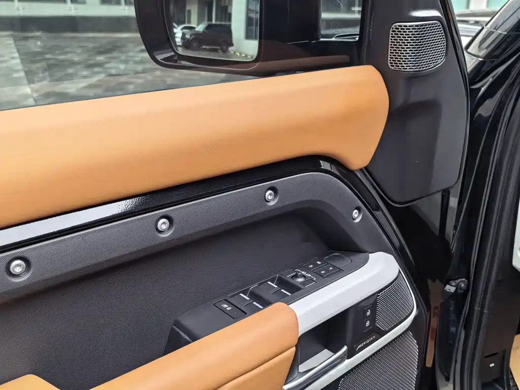 Land Rover Defender 2024