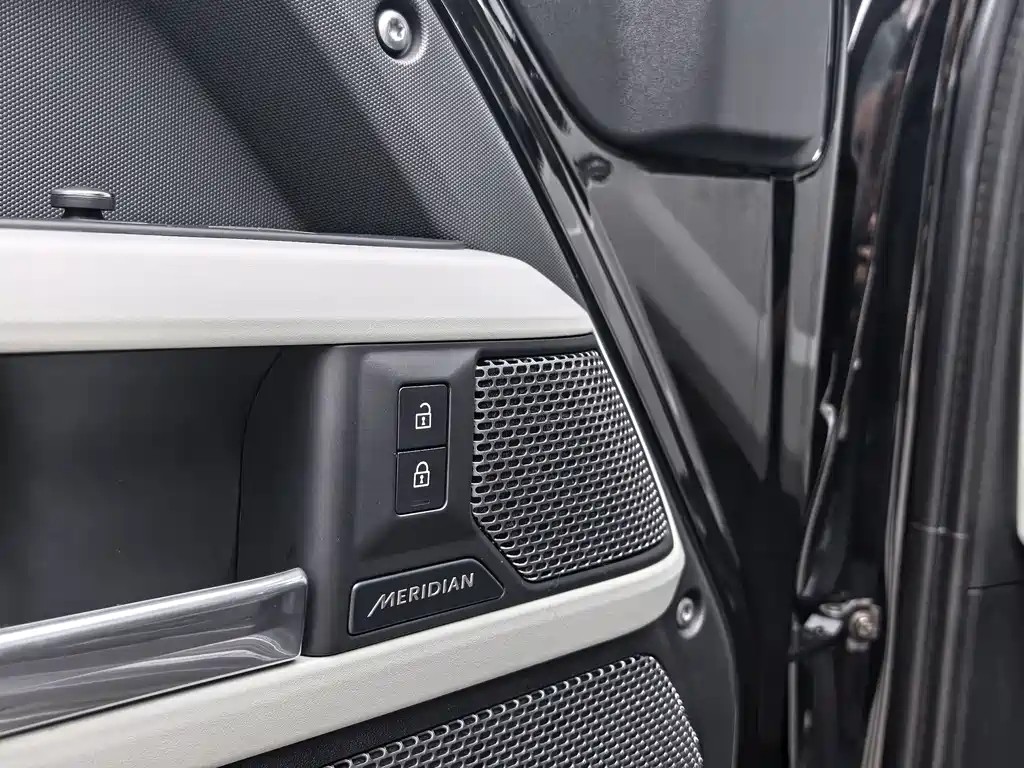 Land Rover Defender 2022