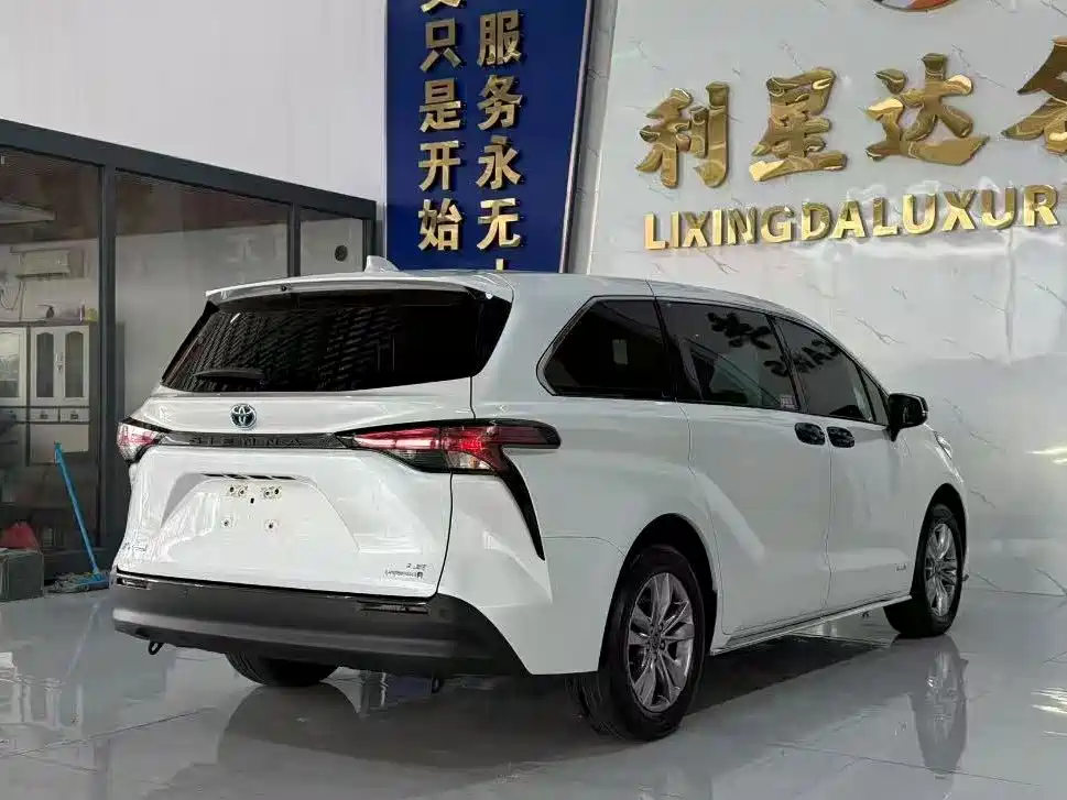 Toyota Sienna 2023 — фото 5
