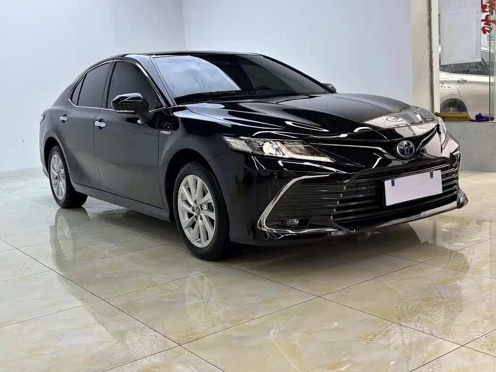Toyota Camry 2023 — фото 3