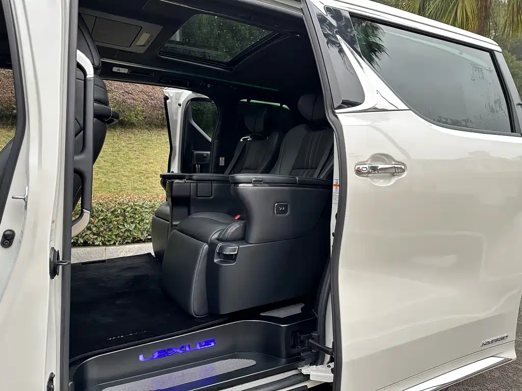 Lexus LM 2020 — фото 10