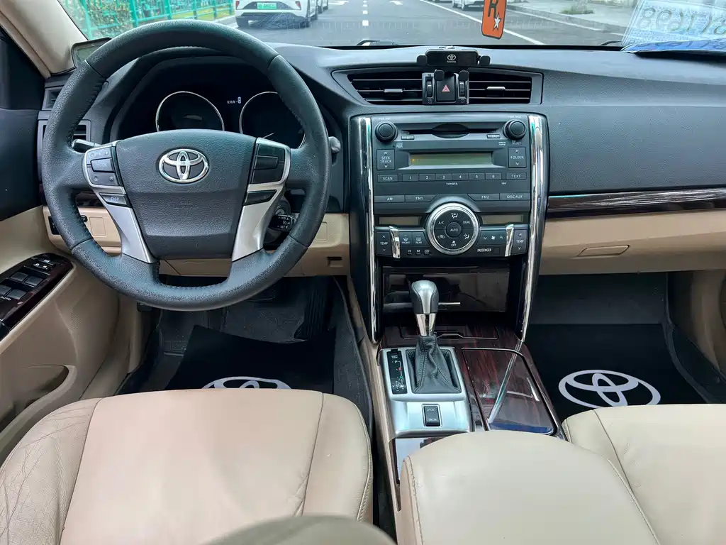 Toyota Reiz 2013