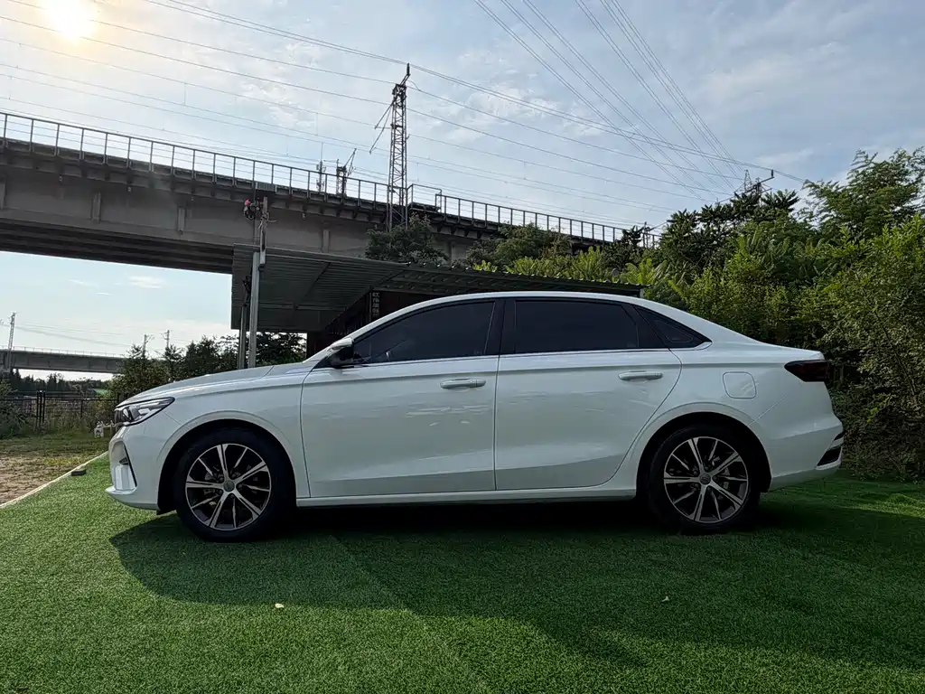 Geely Emgrand 2021