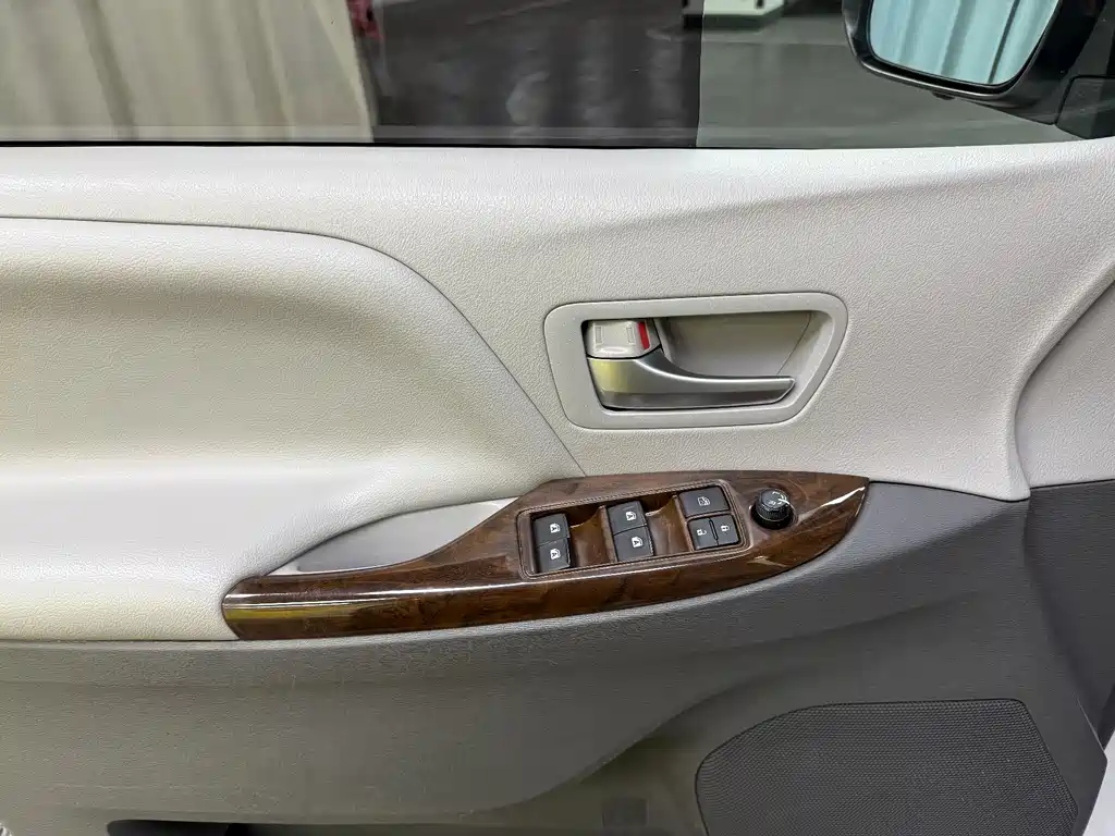 Toyota Sienna 2015 — фото 18