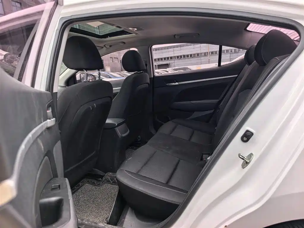 Hyundai Elantra 2017 — фото 9