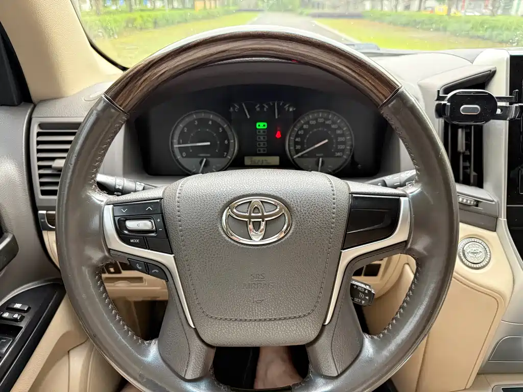 Toyota Land Cruiser 2020 — фото 16