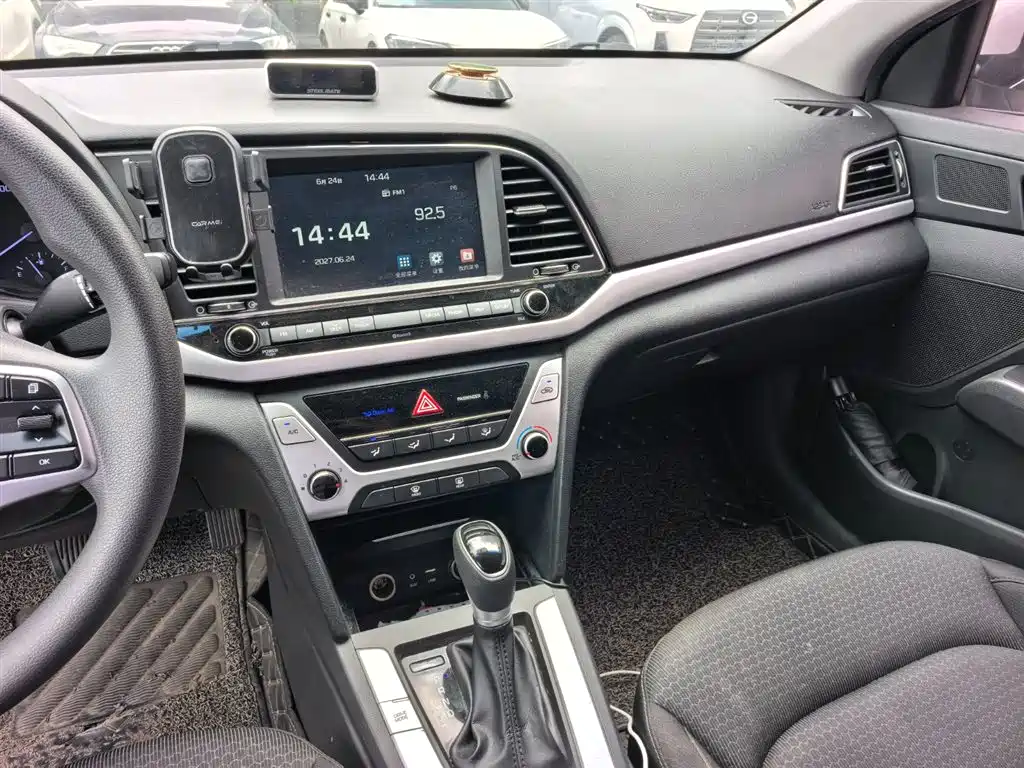 Hyundai Elantra 2017 — фото 13