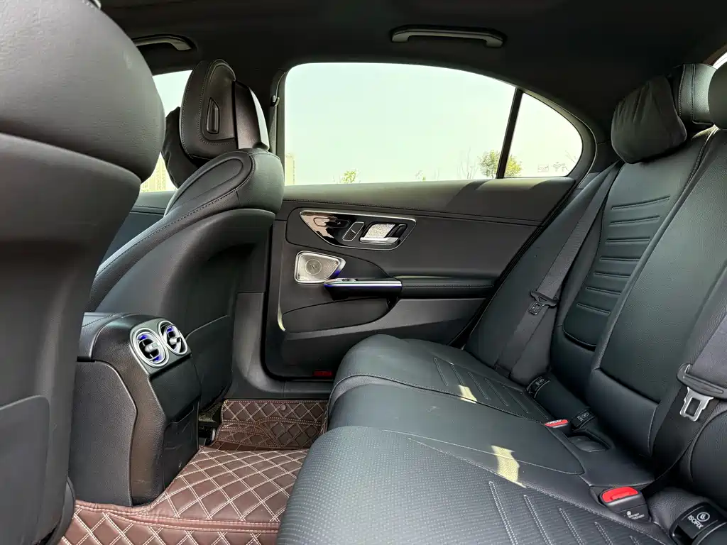 Mercedes-Benz C-Class 2025 — фото 10