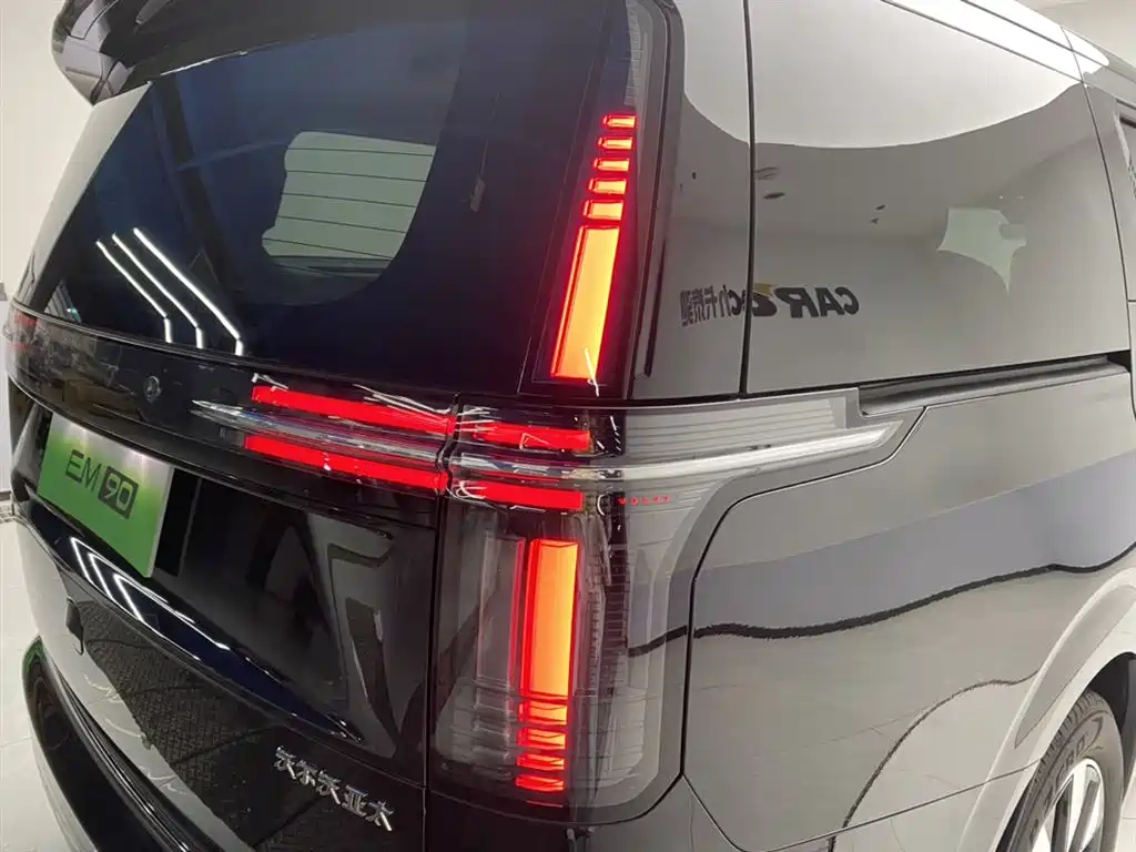Volvo EM90 2026 — фото 10