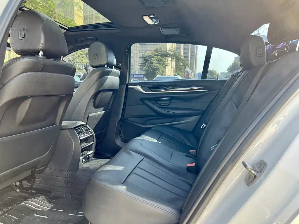 BMW 5 Series 2018 — фото 15