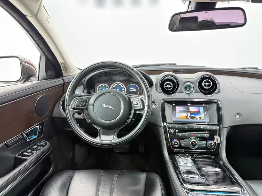 Jaguar XJ 2017 — фото 16