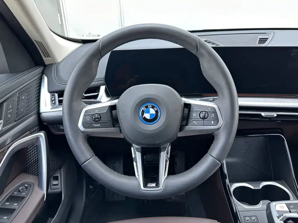 BMW iX1 2025 — фото 11