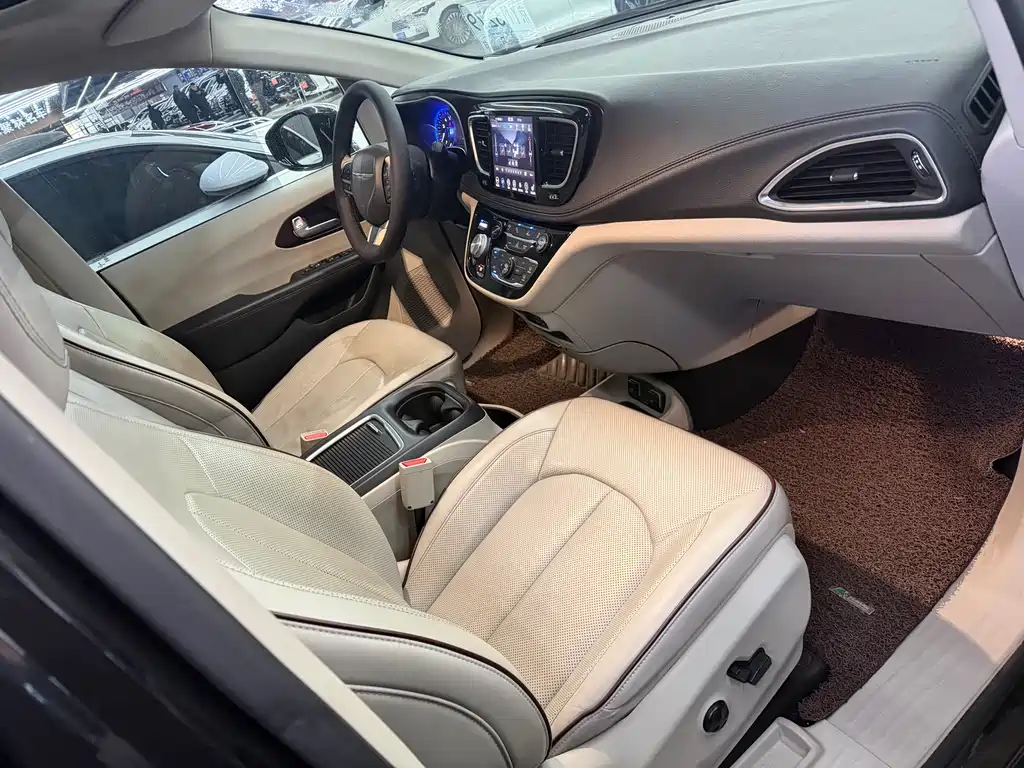 Chrysler Grand Voyager 2018 — фото 10