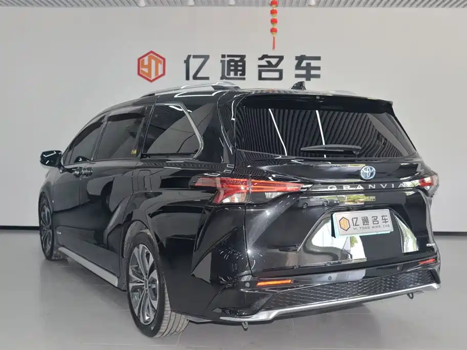 Toyota Granvia 2023 — фото 15