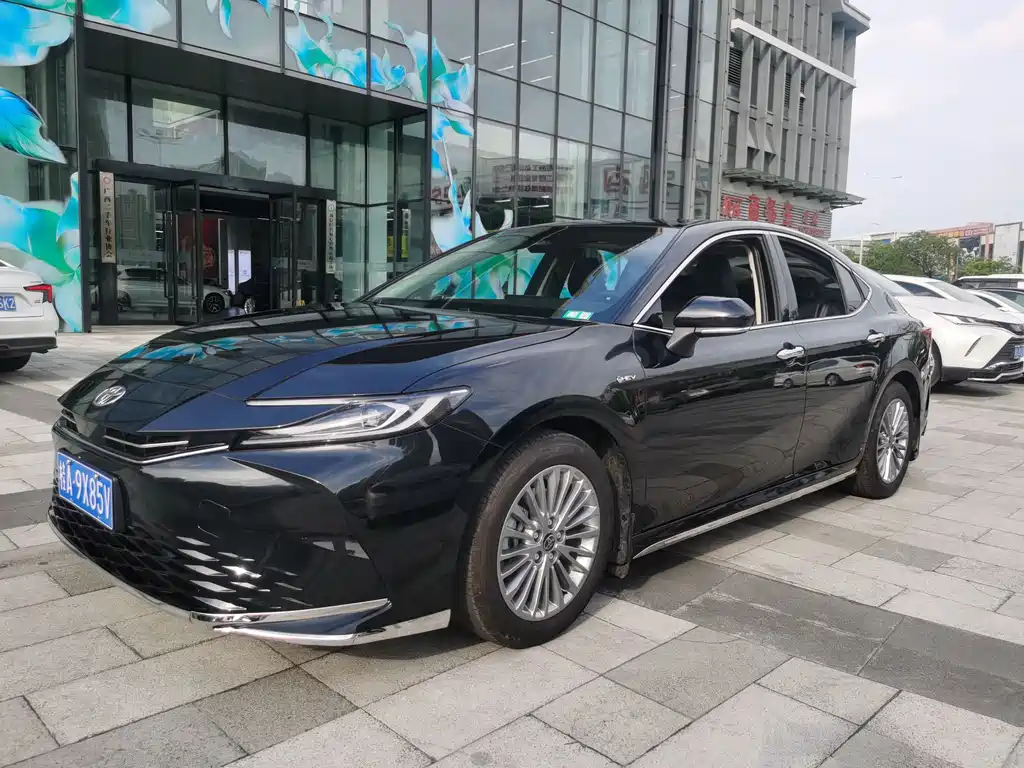 Toyota Camry 2025 — фото 1
