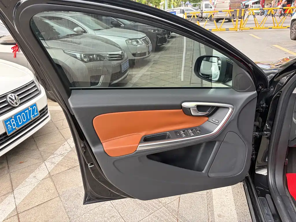 Volvo S60 2016 — фото 12