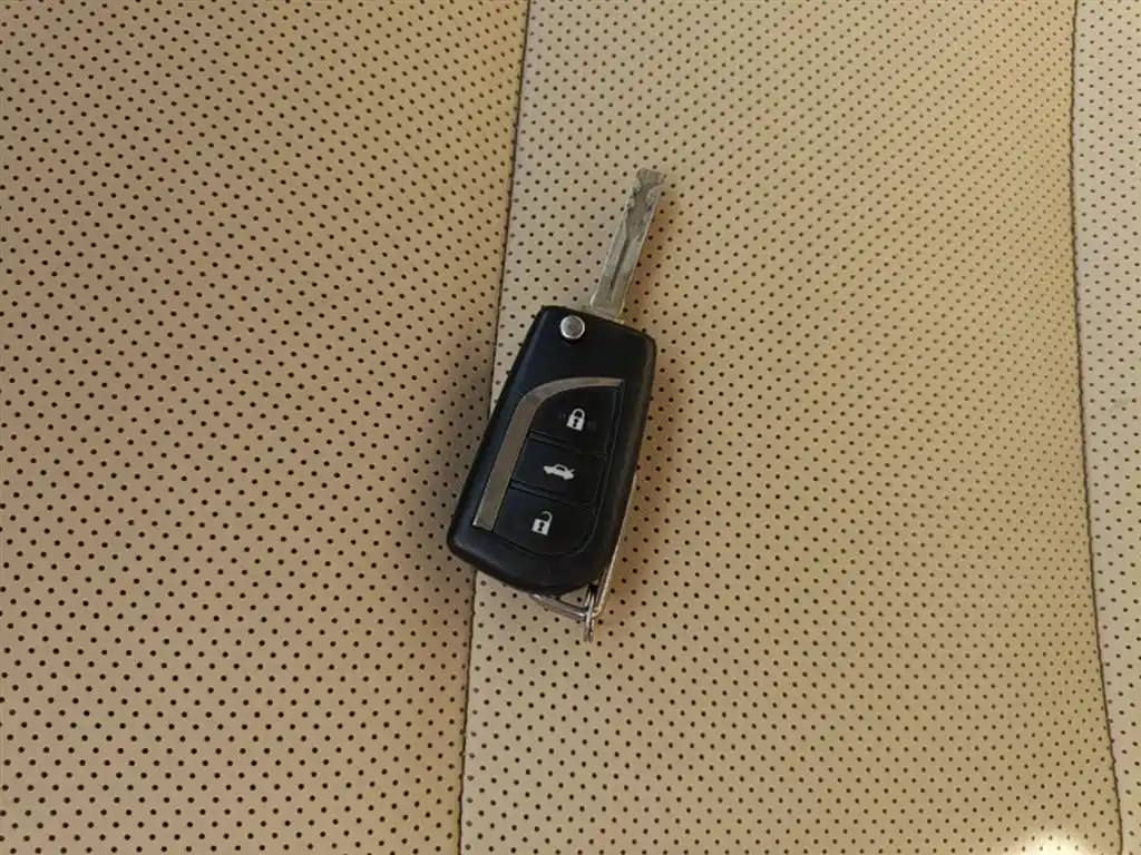 Toyota Camry 2017 — фото 9