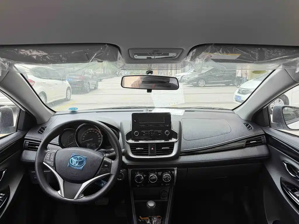 Toyota Yaris L 2023 — фото 8