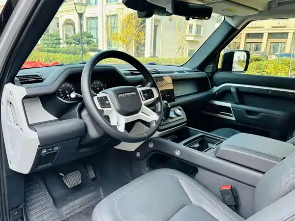 Land Rover Defender 2023