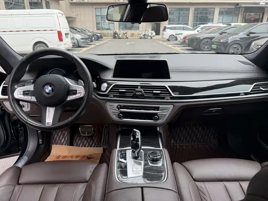 BMW 7 Series 2018 — фото 11