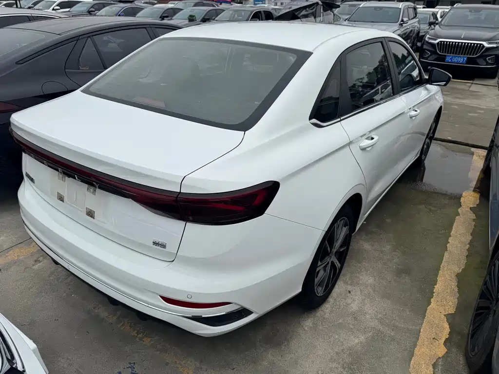 Geely Emgrand 2021