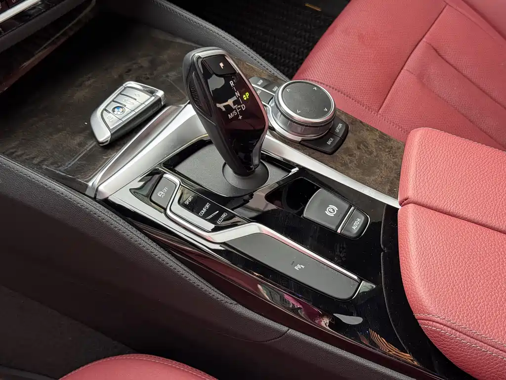 BMW 5 Series 2019 — фото 18